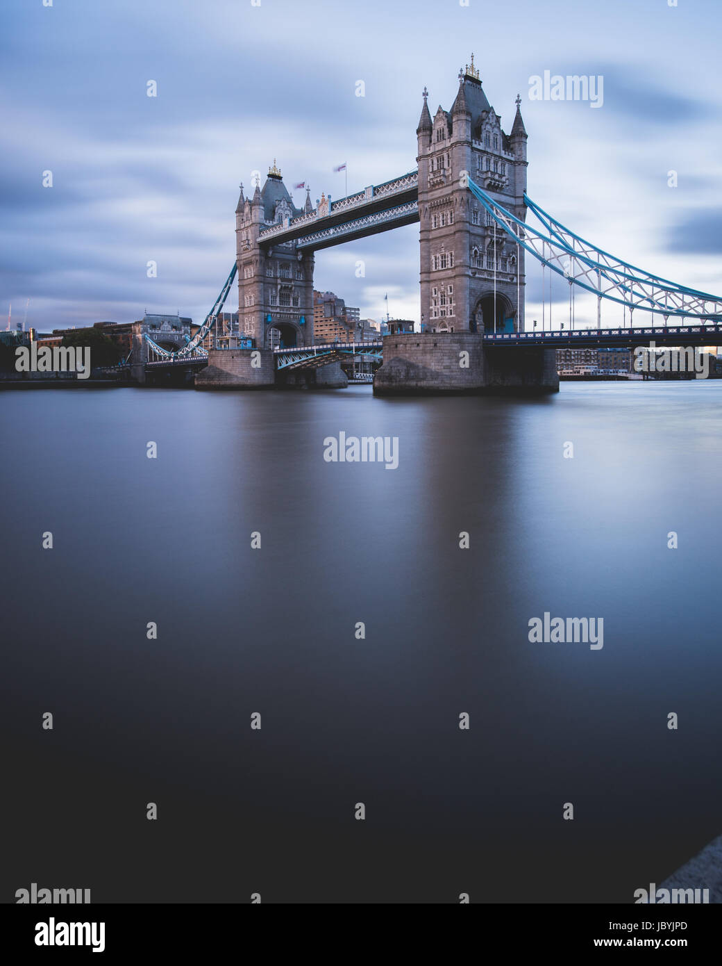 Il Tower Bridge con esposizione lunga Foto Stock