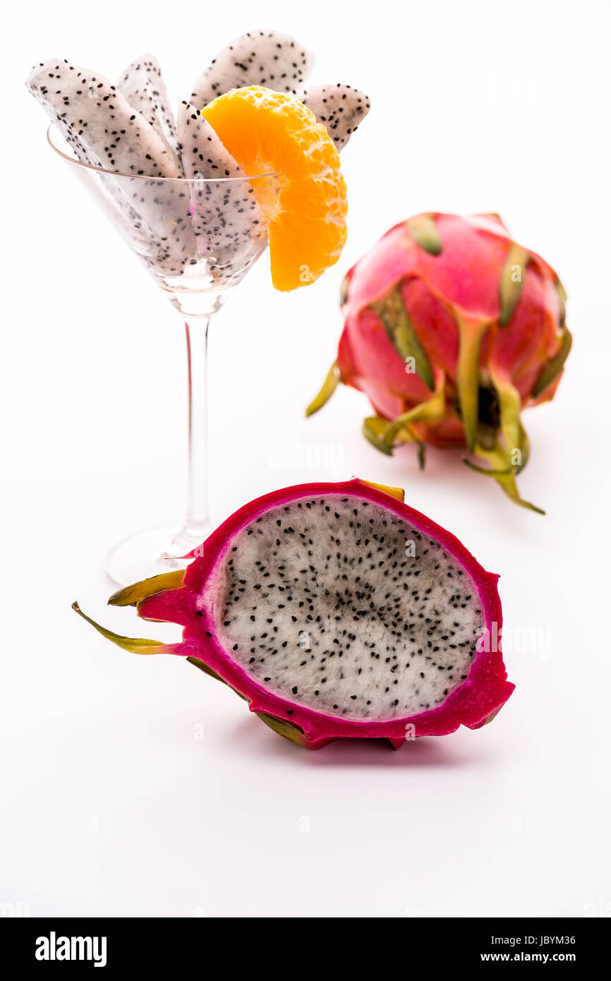 Una sezione longitudinale di un pitaya. La sua polpa bianca è coperto con una vibrante pelle viola. Il suo sapore è in armonia con l'aroma del mandarino. Foto Stock