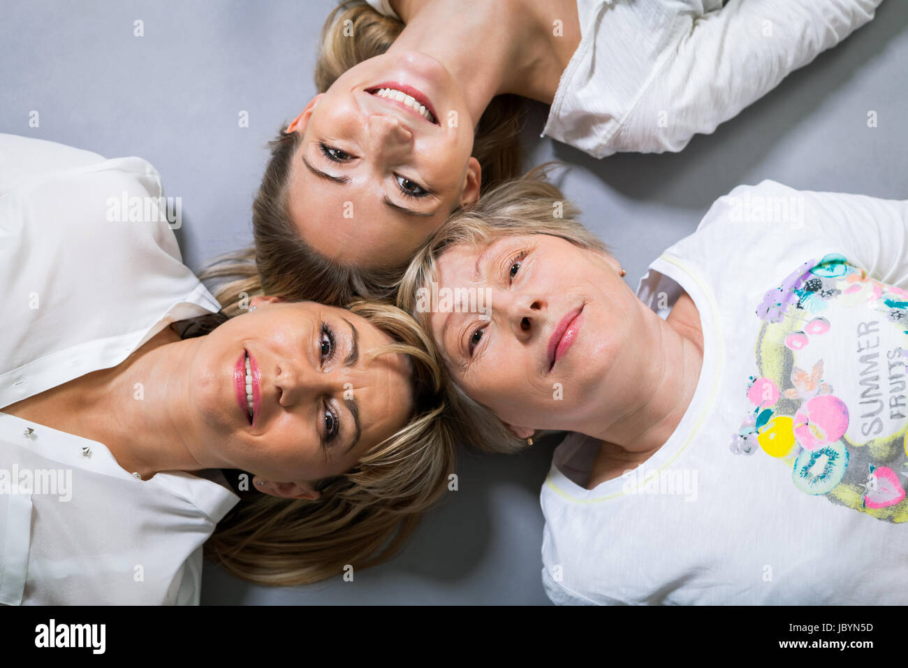 Drei generationen großmutter mutter und tochter im ritratto vor grauem hintergrund familie Foto Stock