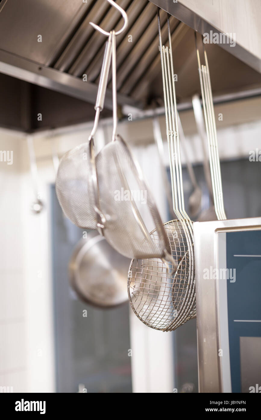 Ristorante küche innen kochen kochfeld einrichtung industriell großküche kantine catering Foto Stock