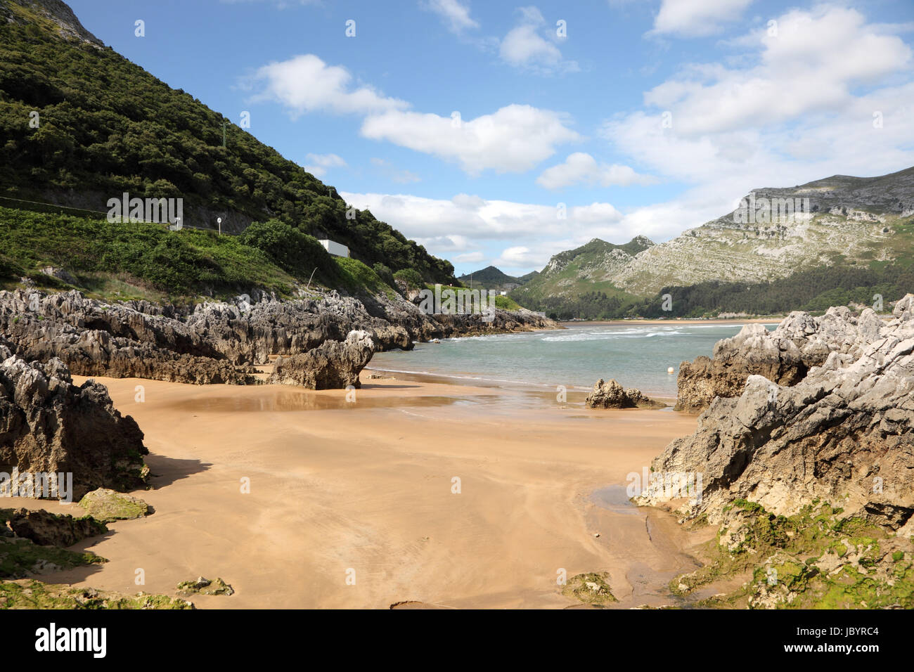 Una bellissima spiaggia di sabbia vicino a Islares Cantabria, SPAGNA Foto Stock