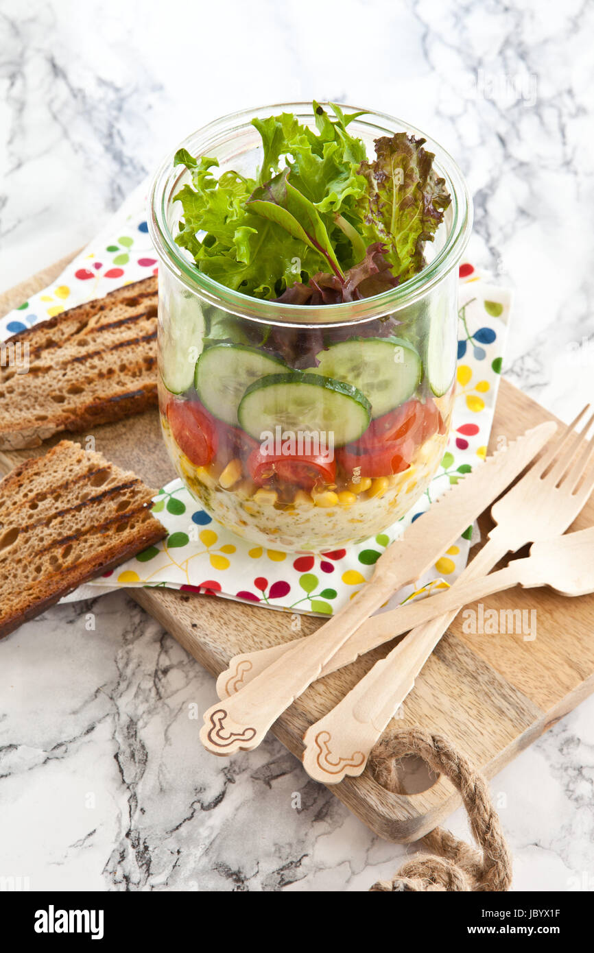 Schichtsalat mit frischem Gemuese Einmachglas im Foto Stock