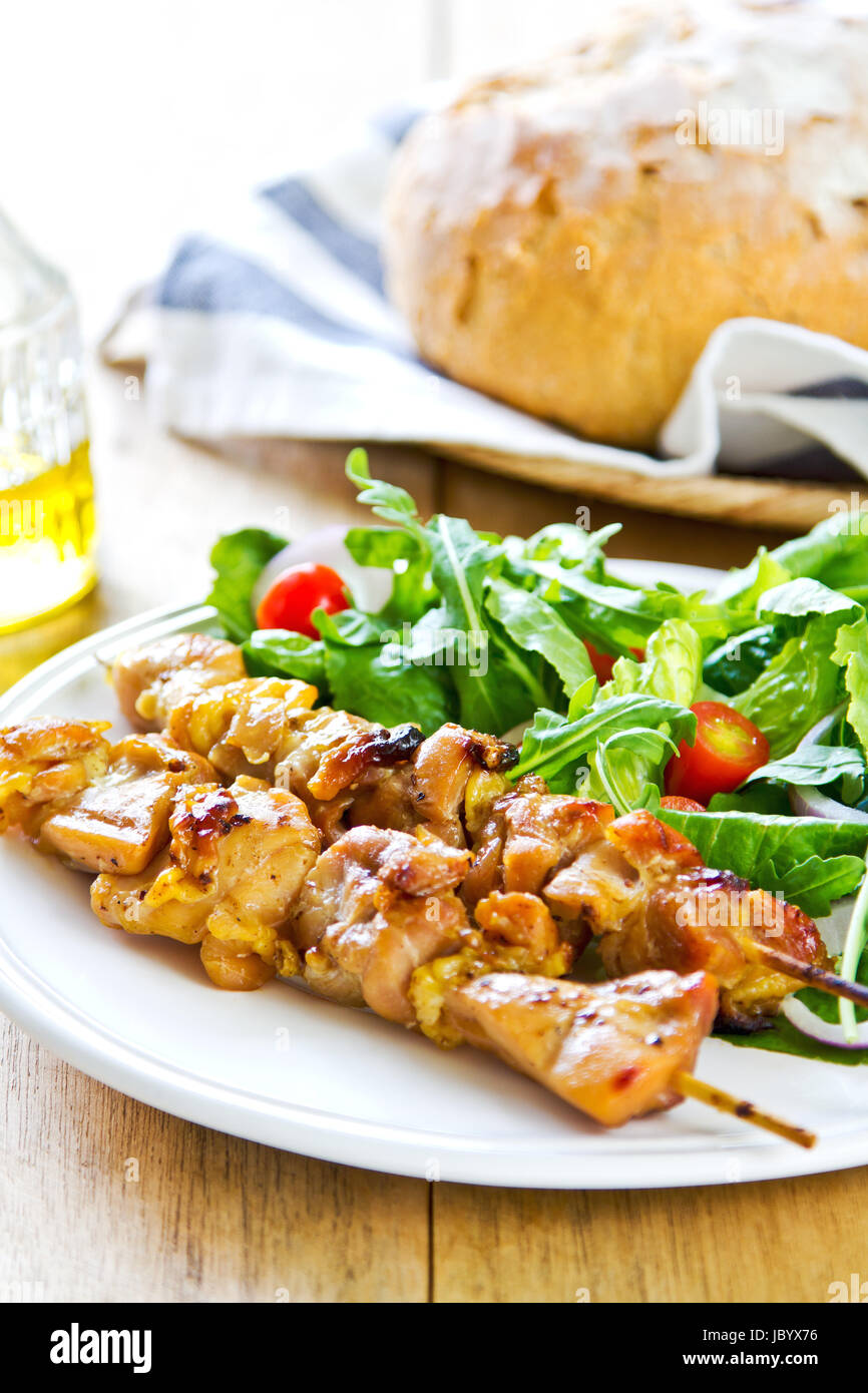 Pollo alla griglia spiedini con insalata di rucola da pane Foto Stock