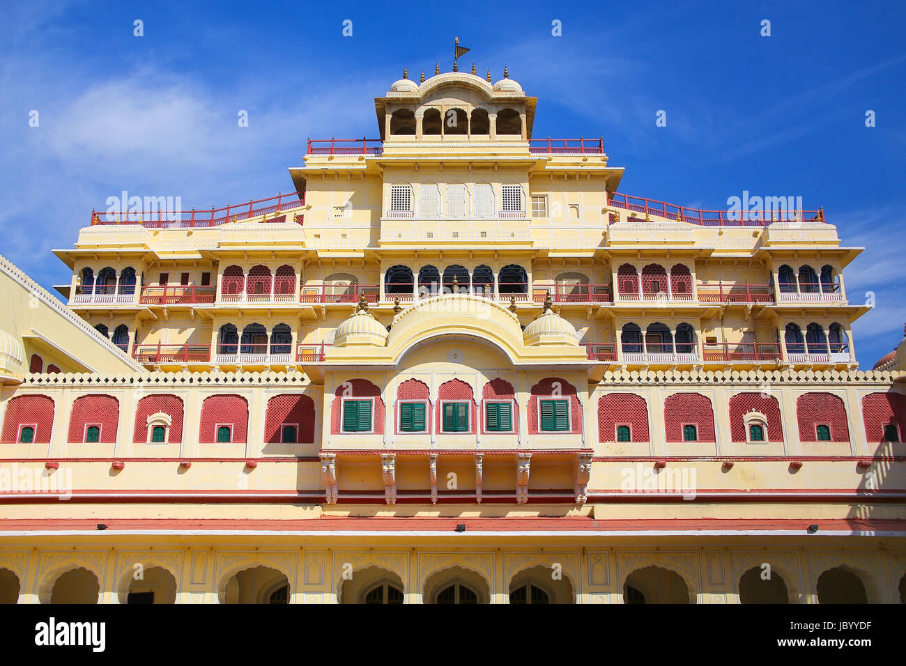 Chandra Mahal visto da Pitam Niwas Chowk, Jaipur City Palace, Rajasthan, India. Il palazzo è stato sede del Maharaja di Jaipur, la testa del Kachwa Foto Stock