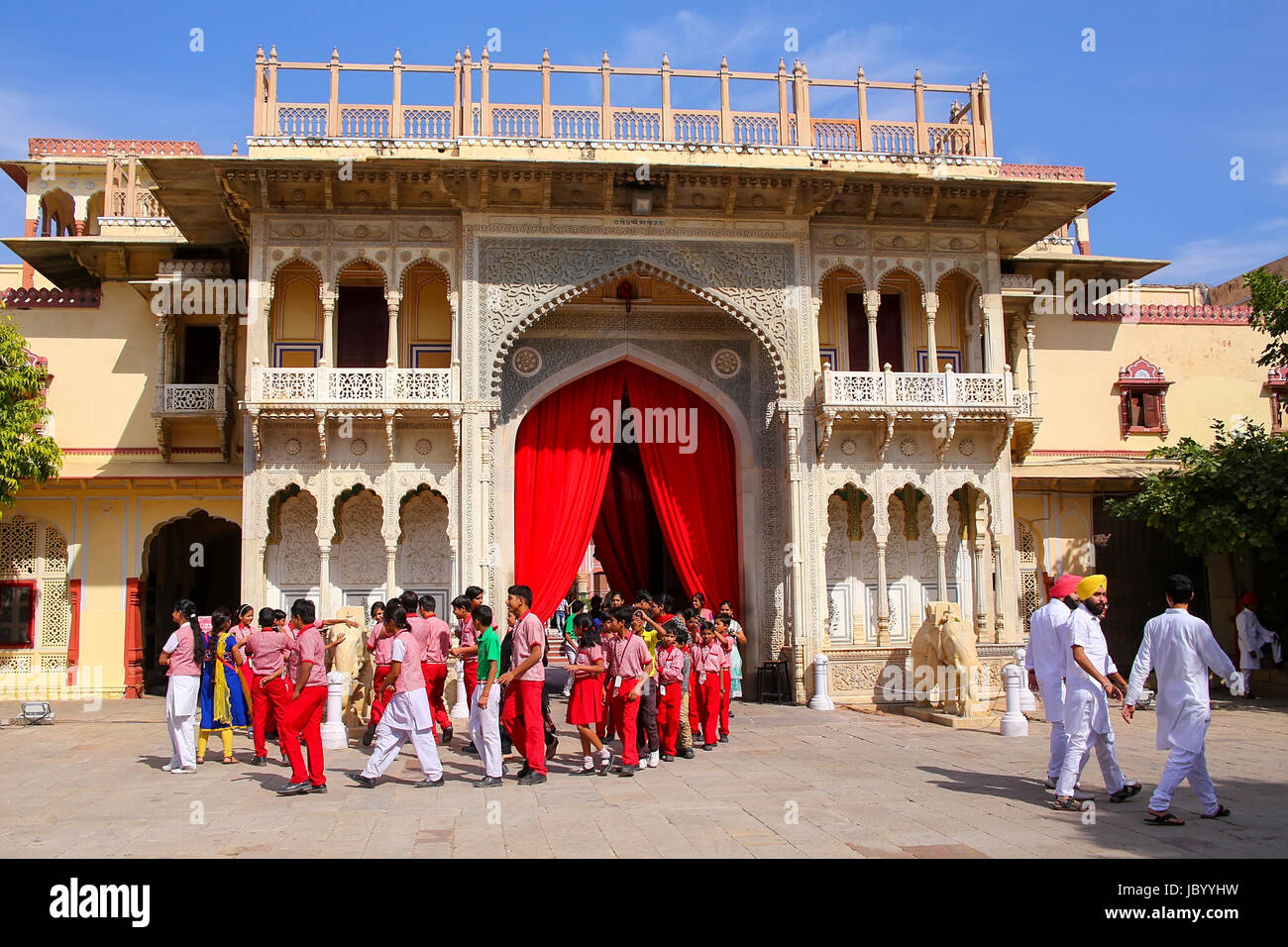 Locale scuola i bambini a piedi di Rajendra Pol nella città di Jaipur Palace, Rajasthan, India. Il palazzo è stato sede del Maharaja di Jaipur, la testa del Foto Stock