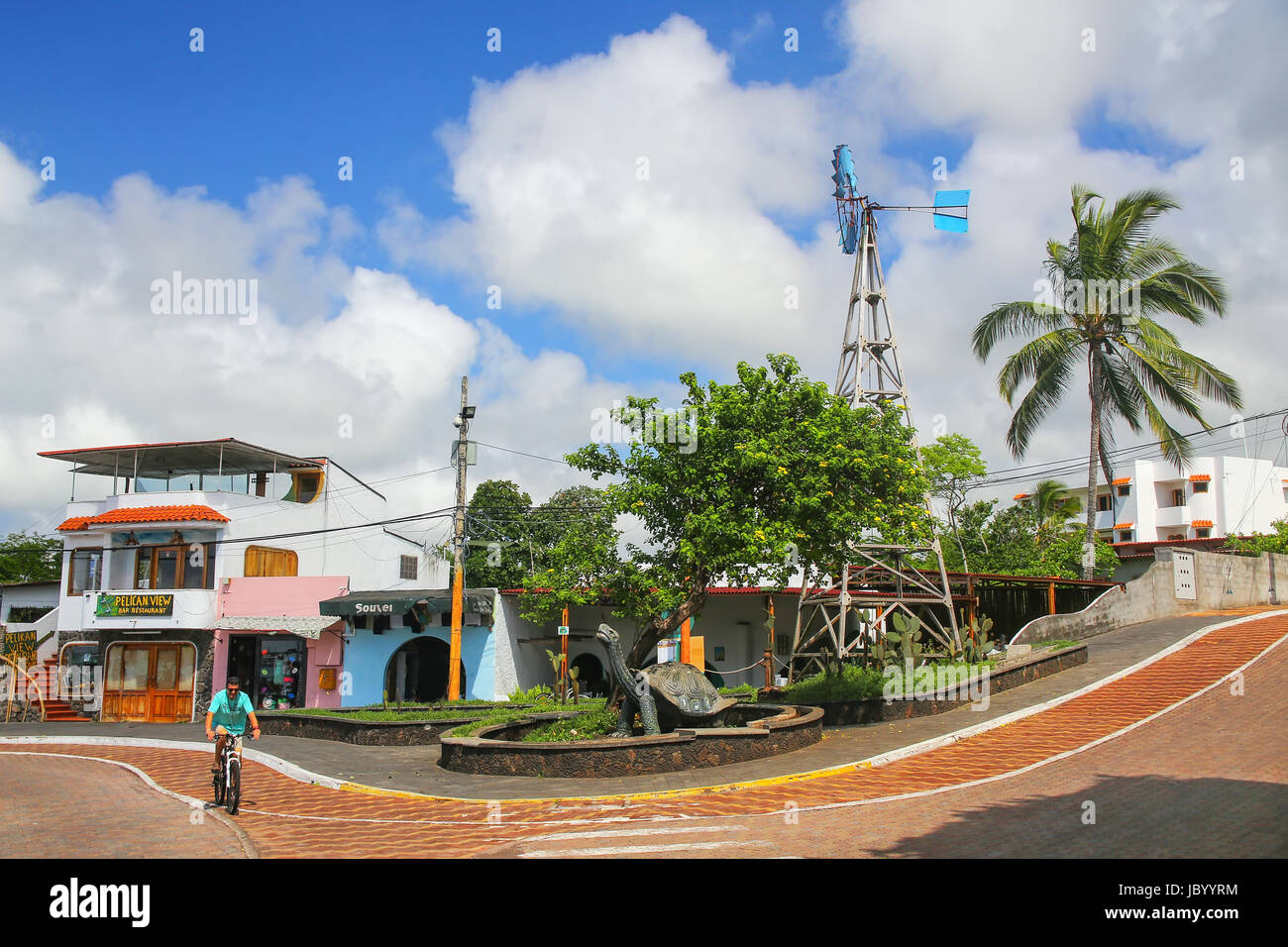Avenida Charles Darwin a Puerto Ayora sull isola di Santa Cruz, Galapagos National Park, Ecuador. Puerto Ayora è la più popolosa città in Galapagos Foto Stock