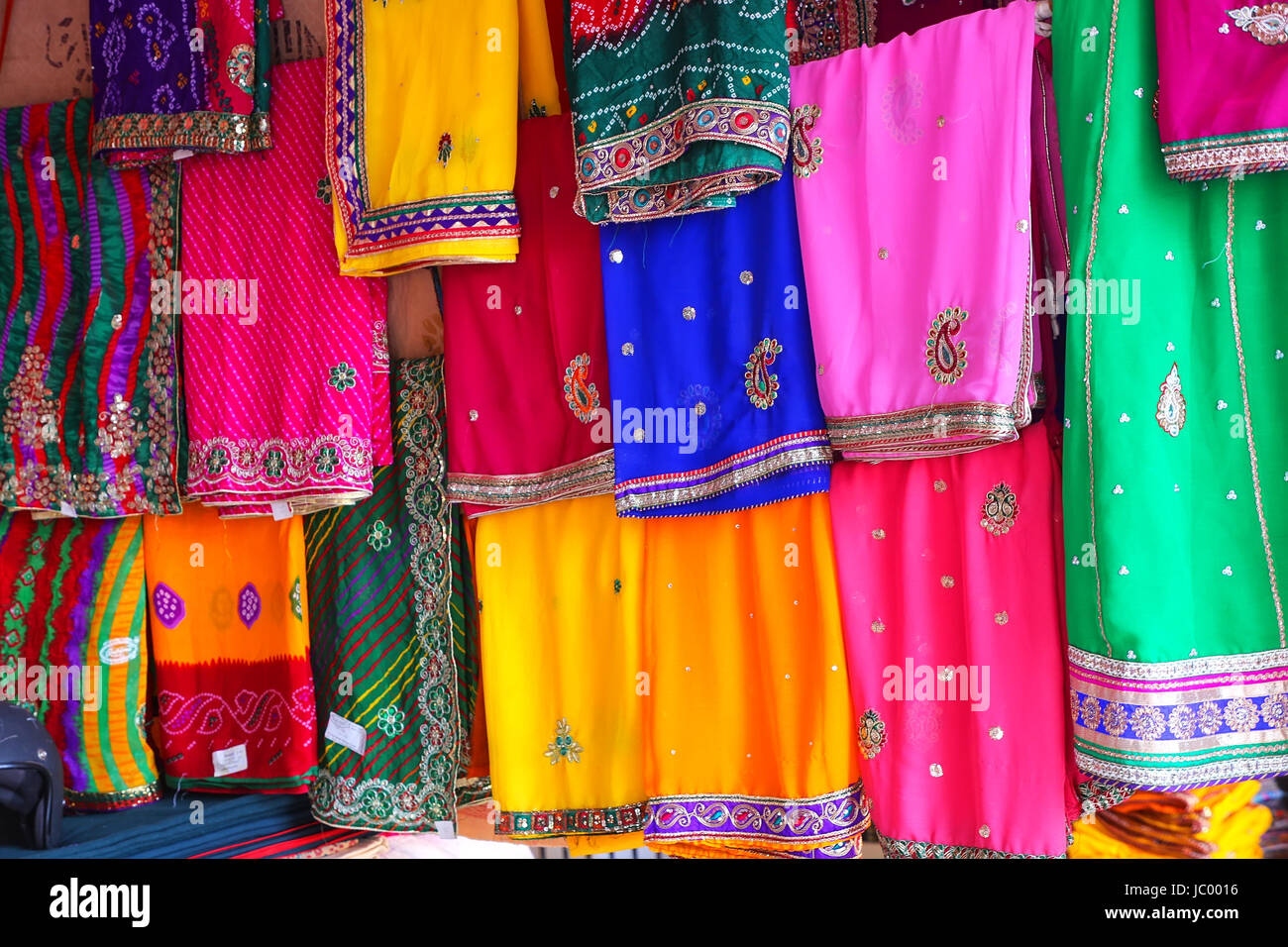 Visualizzazione di sari colorati a Johari Bazaar a Jaipur, India. Jaipur è la capitale e la città più grande del Rajasthan. Foto Stock