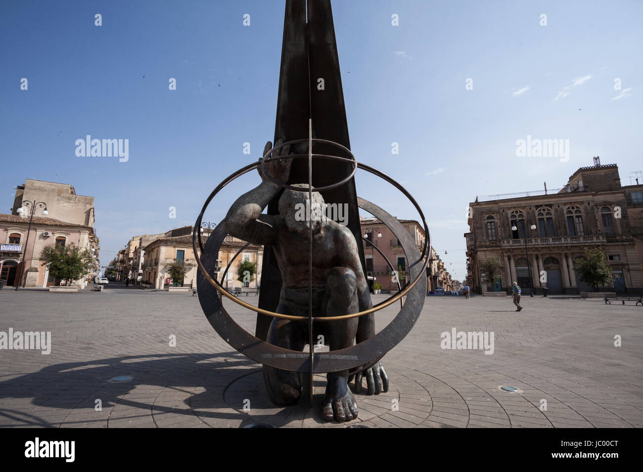 Un enorme monumentale statua in bronzo al centro della piazza esagonale a  Grammichele, Sicilia Foto stock - Alamy