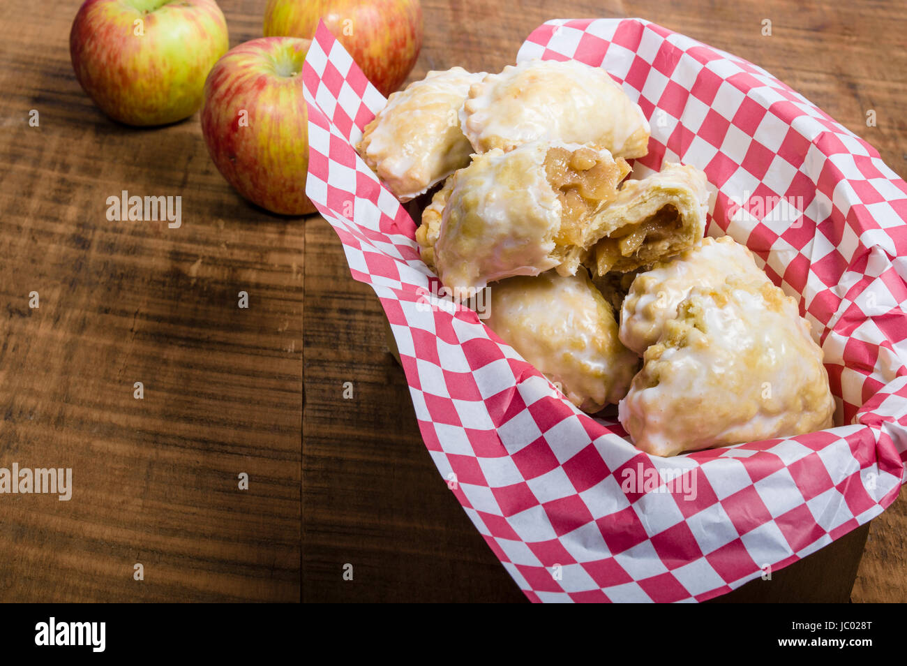 Warm sfornato fresco frittelle di mele in un cesto di servizio Foto Stock