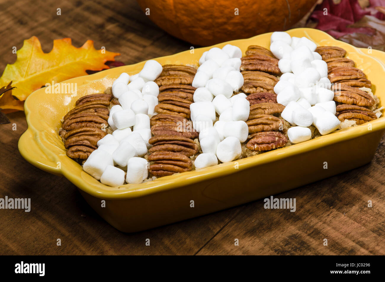 La patata dolce casseruola con le noci pecan e topping marshmallow Foto Stock