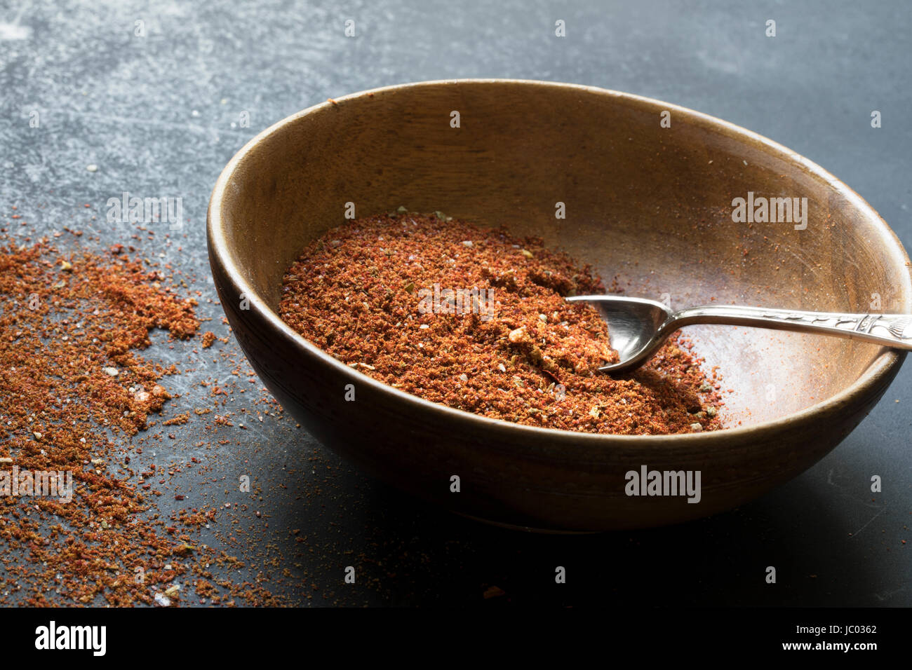 Ciotola di legno con fatti in casa taco stagione Foto Stock