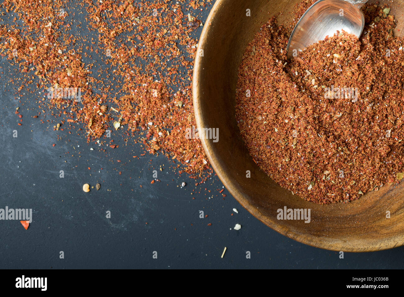 Ciotola di legno con fatti in casa taco stagione Foto Stock