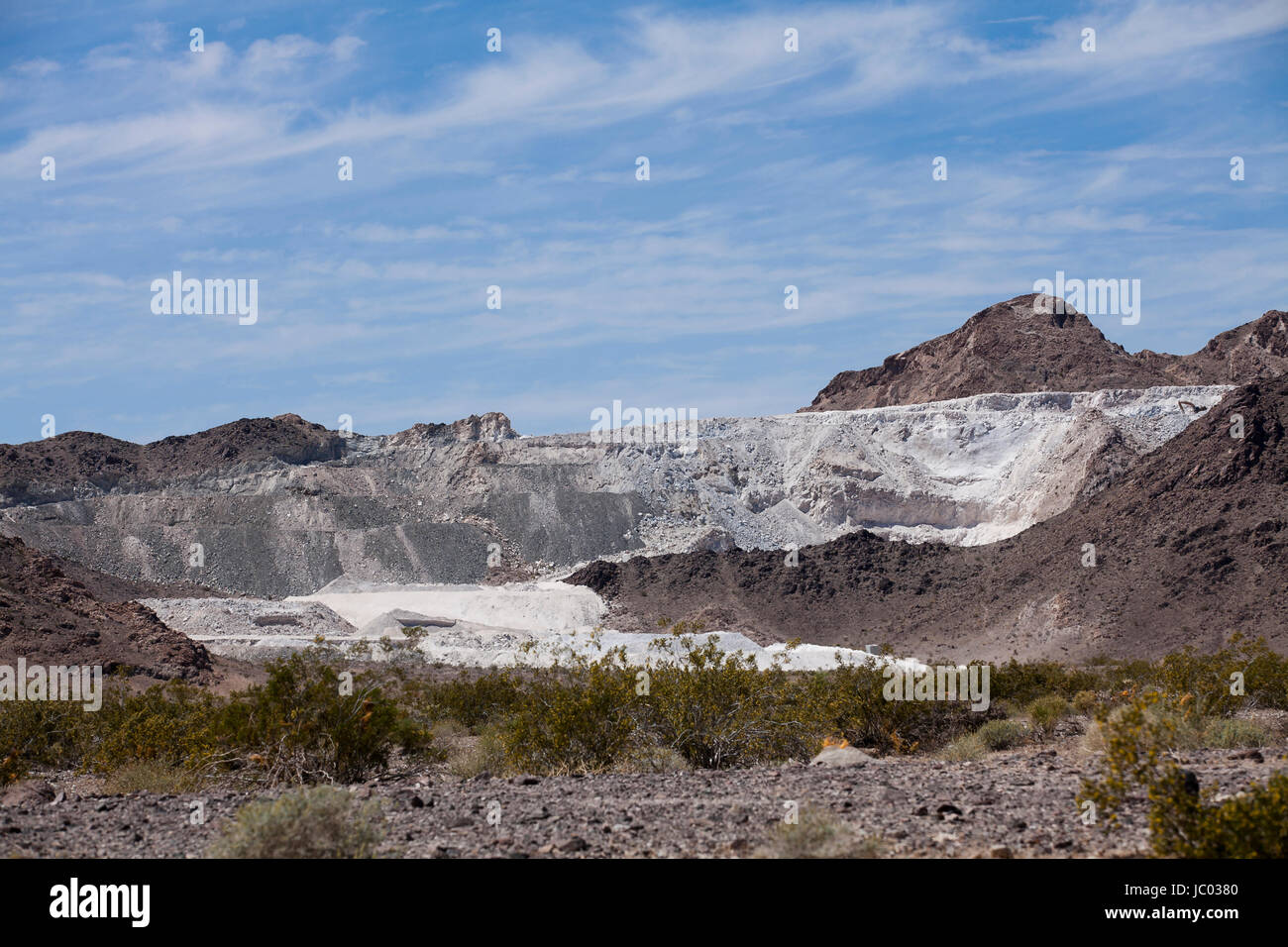 Superficie del sito minerario - Deserto Mojave, California USA Foto Stock