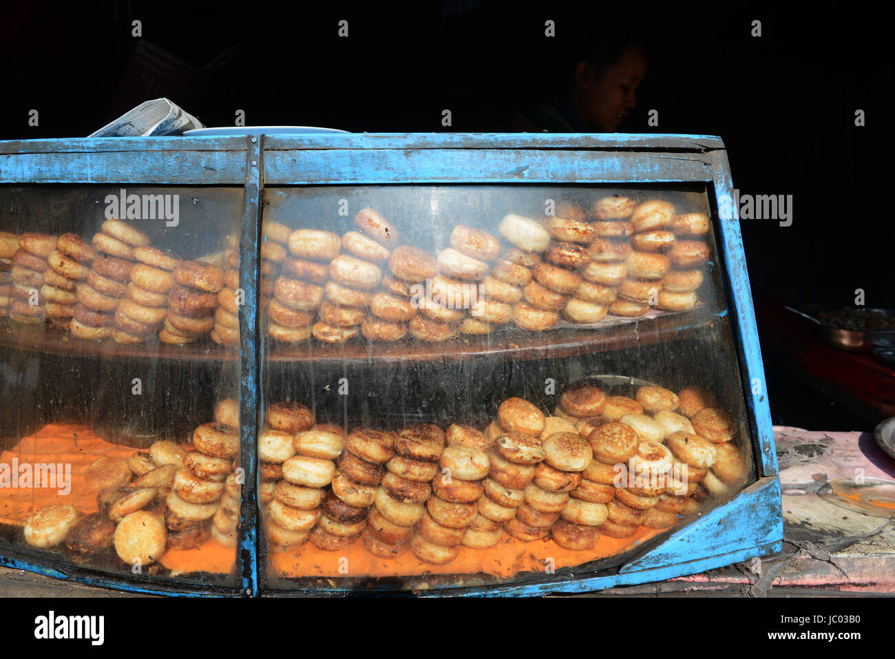 Un piccolo Mofo Gasy negozio sul ciglio della strada lungo le Highlands in autostrada in Madagascar centrale. Foto Stock