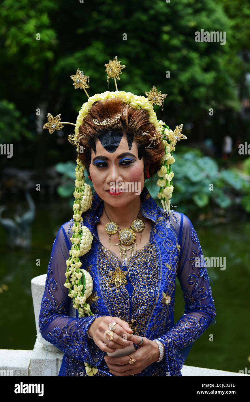 Indonesian traditional clothing immagini e fotografie stock ad alta  risoluzione - Alamy