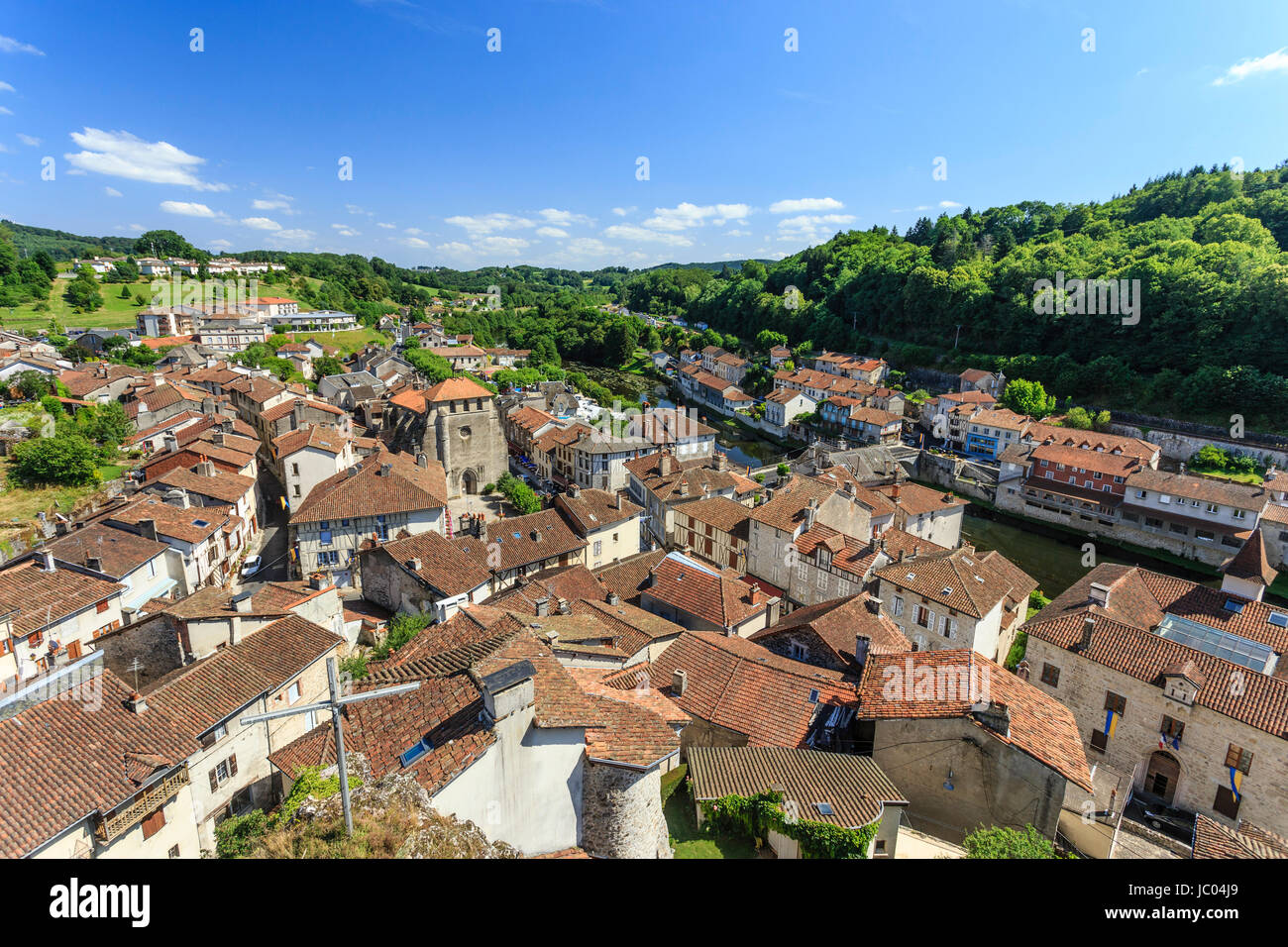Francia, Cantal (15), Laroquebrou, vue sur le village depuis le sommet du Roc portant une statua de la Vierge // Francia, Cantal, Laroquebrou, vista di t Foto Stock