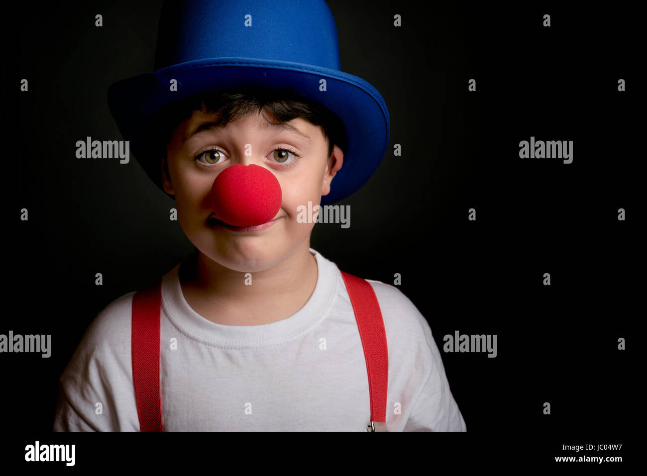 Bambino con clown naso Foto Stock