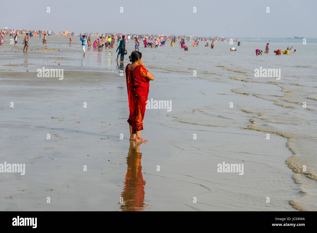 Centinaia di pellegrini si raccolgono sulla spiaggia di ganga sagar, celebrando i maghi purnima festival Foto Stock