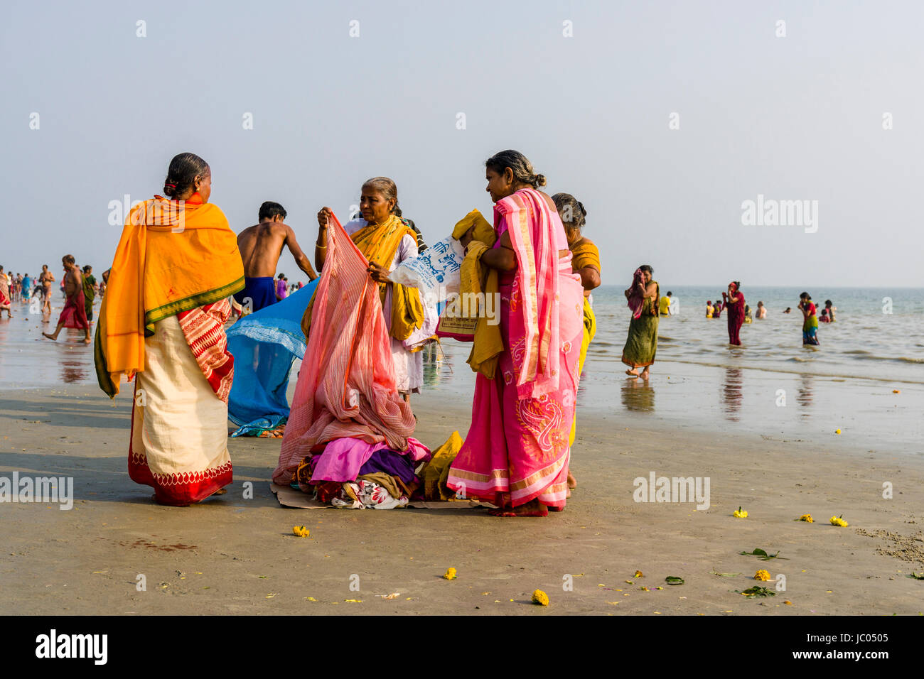 Centinaia di pellegrini si raccolgono sulla spiaggia di ganga sagar, celebrando i maghi purnima festival Foto Stock