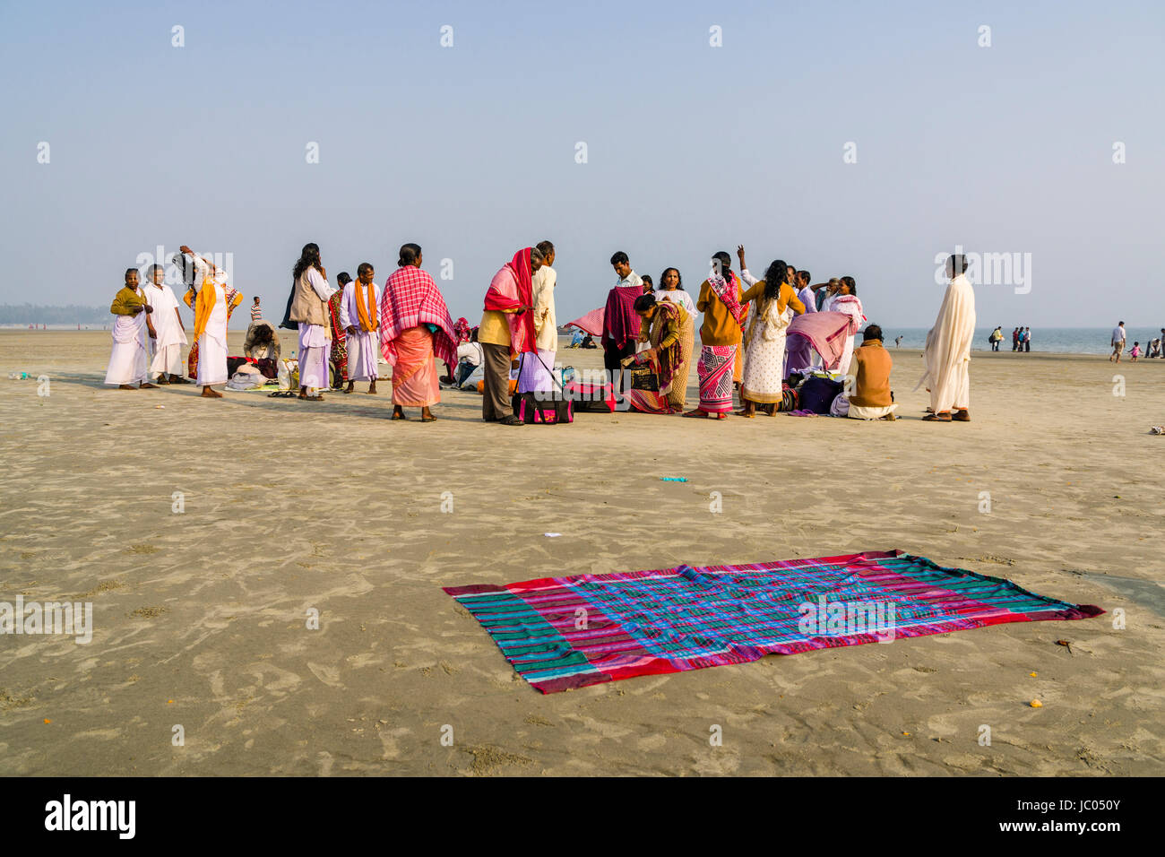 Centinaia di pellegrini si raccolgono sulla spiaggia di ganga sagar, celebrando i maghi purnima festival Foto Stock