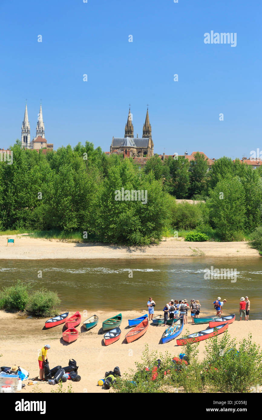 In Francia, in Allier (03), Moulins, la ville et l'Allier en été, halte de canoë-kayak // Francia Allier, Moulins, la città e il fiume Allier in estate, arresto Foto Stock