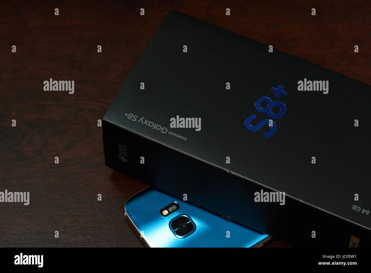 Samsung galaxy s8 plus immagini e fotografie stock ad alta risoluzione -  Alamy