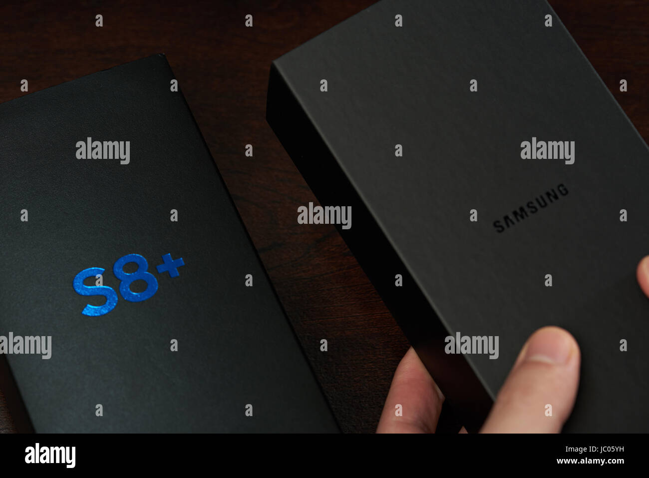 Samsung galaxy s8 plus immagini e fotografie stock ad alta risoluzione -  Alamy