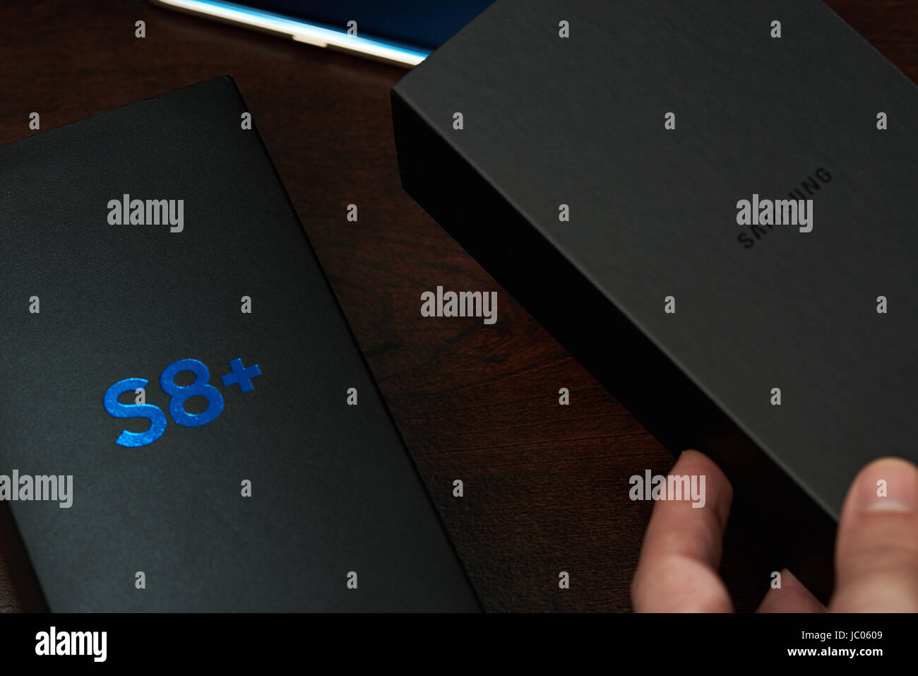 New york, Stati Uniti d'America - 12 Giugno 2017: casella di nuovo Samsung s8+ smartphone. Mano azienda nuovo nero samsung telefono, casella Foto Stock