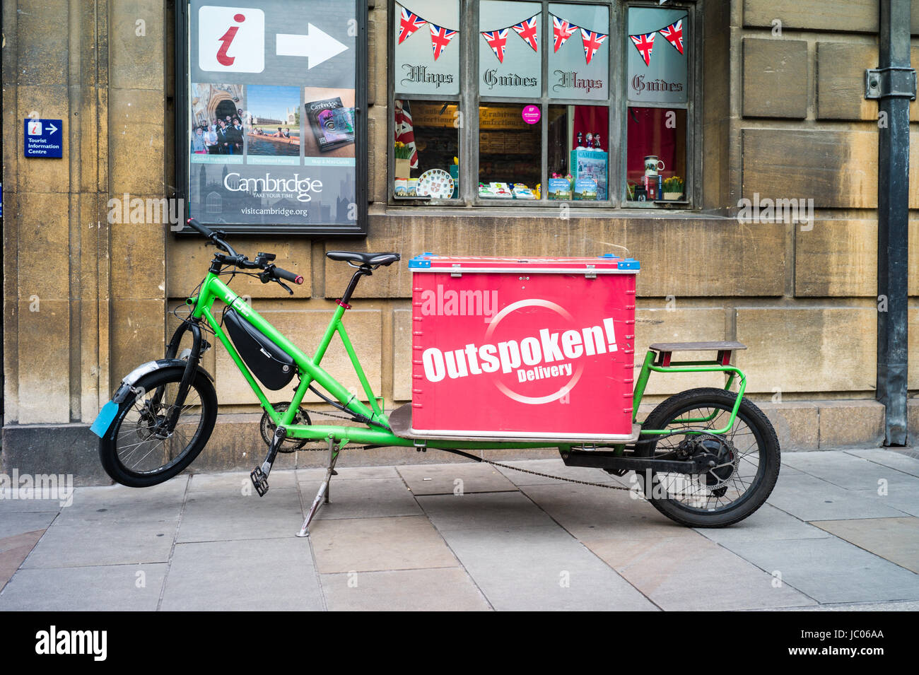 Un cargo bike appartenenti al espliciti ultimo miglio società di consegna parcheggiato nel centro storico di Cambridge Regno Unito. Foto Stock