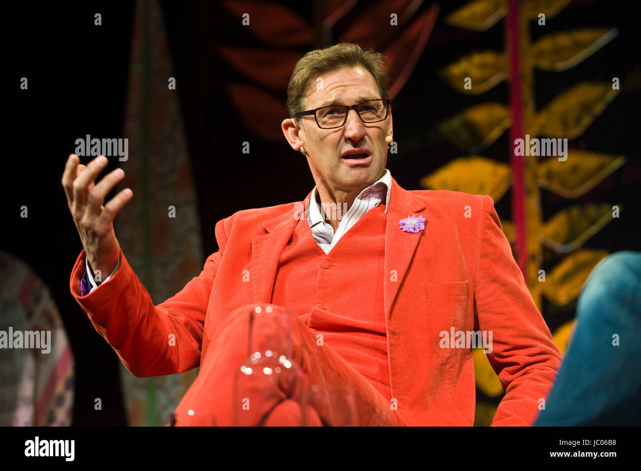 Tony Adams ex arsenale & calciatore inglese parlando sul palco del fieno annuale festival della letteratura e delle arti 2017 Hay-on-Wye powys wales uk Foto Stock