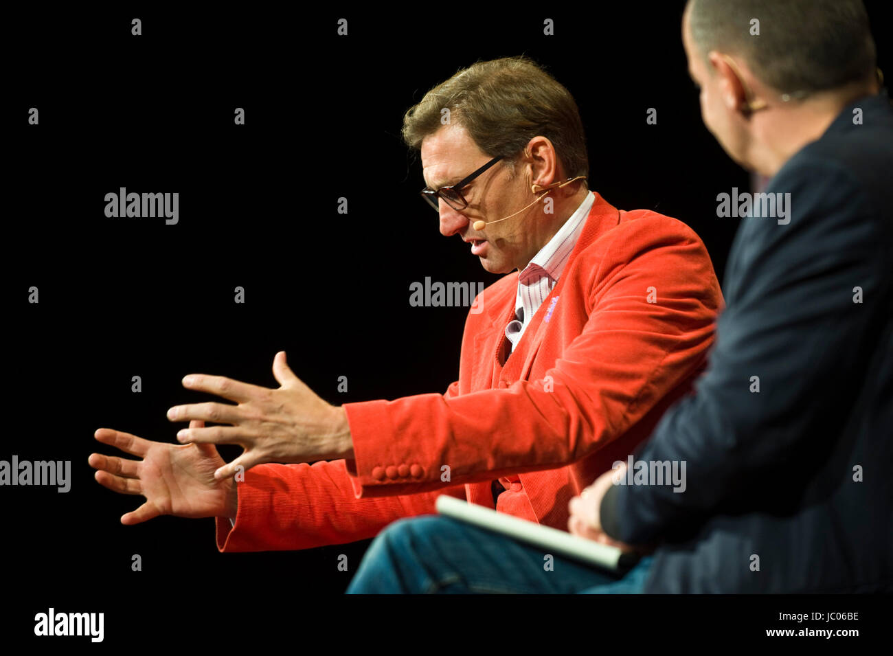 Tony Adams ex arsenale & calciatore inglese parlando sul palco del fieno annuale festival della letteratura e delle arti 2017 Hay-on-Wye powys wales uk Foto Stock