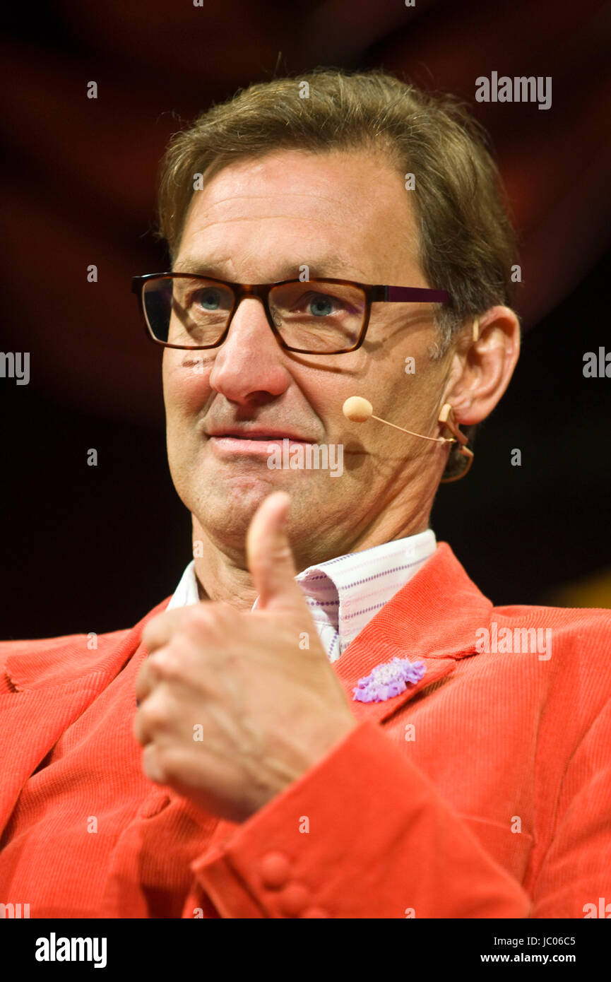 Tony Adams ex arsenale & calciatore inglese parlando sul palco del fieno annuale festival della letteratura e delle arti 2017 Hay-on-Wye powys wales uk Foto Stock Tony Adams ex arsenale & calciatore inglese parlando sul palco del fieno annuale festival della letteratura e delle arti 2017 Hay-on-Wye powys wales uk Foto Stock