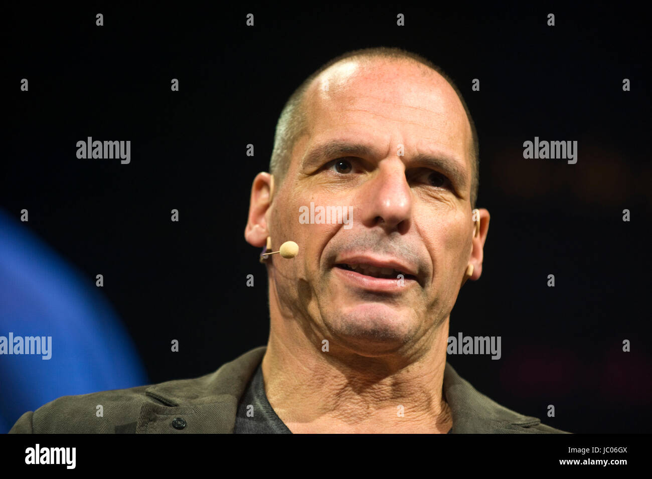 Yanis varoufakis economista greco academic & politico parlando in scena dal leggio a hay festival della letteratura e delle arti 2017 Hay-on-Wye powys wales uk Foto Stock