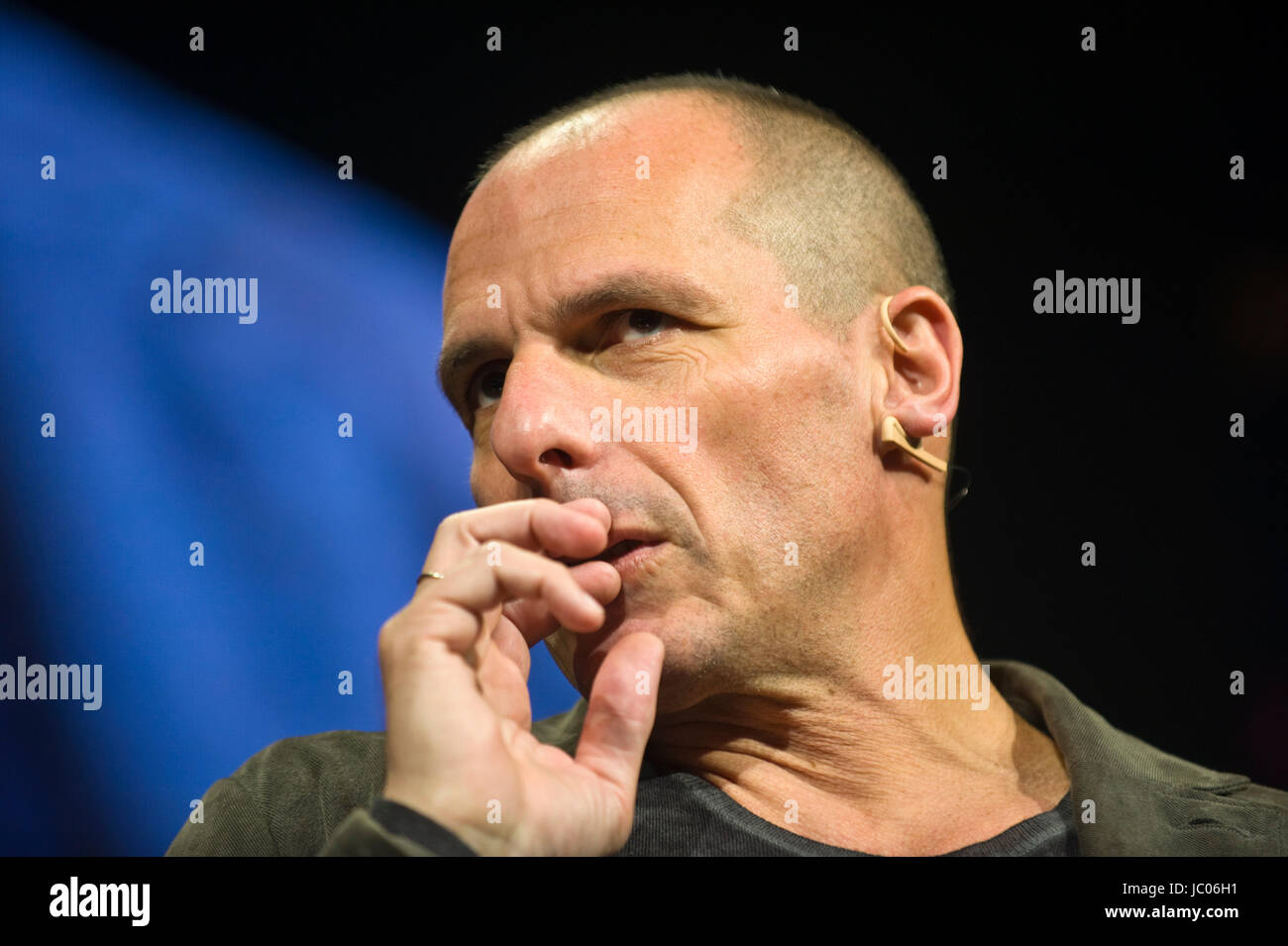 Yanis varoufakis economista greco academic & politico parlando in scena dal leggio a hay festival della letteratura e delle arti 2017 Hay-on-Wye powys wales uk Foto Stock