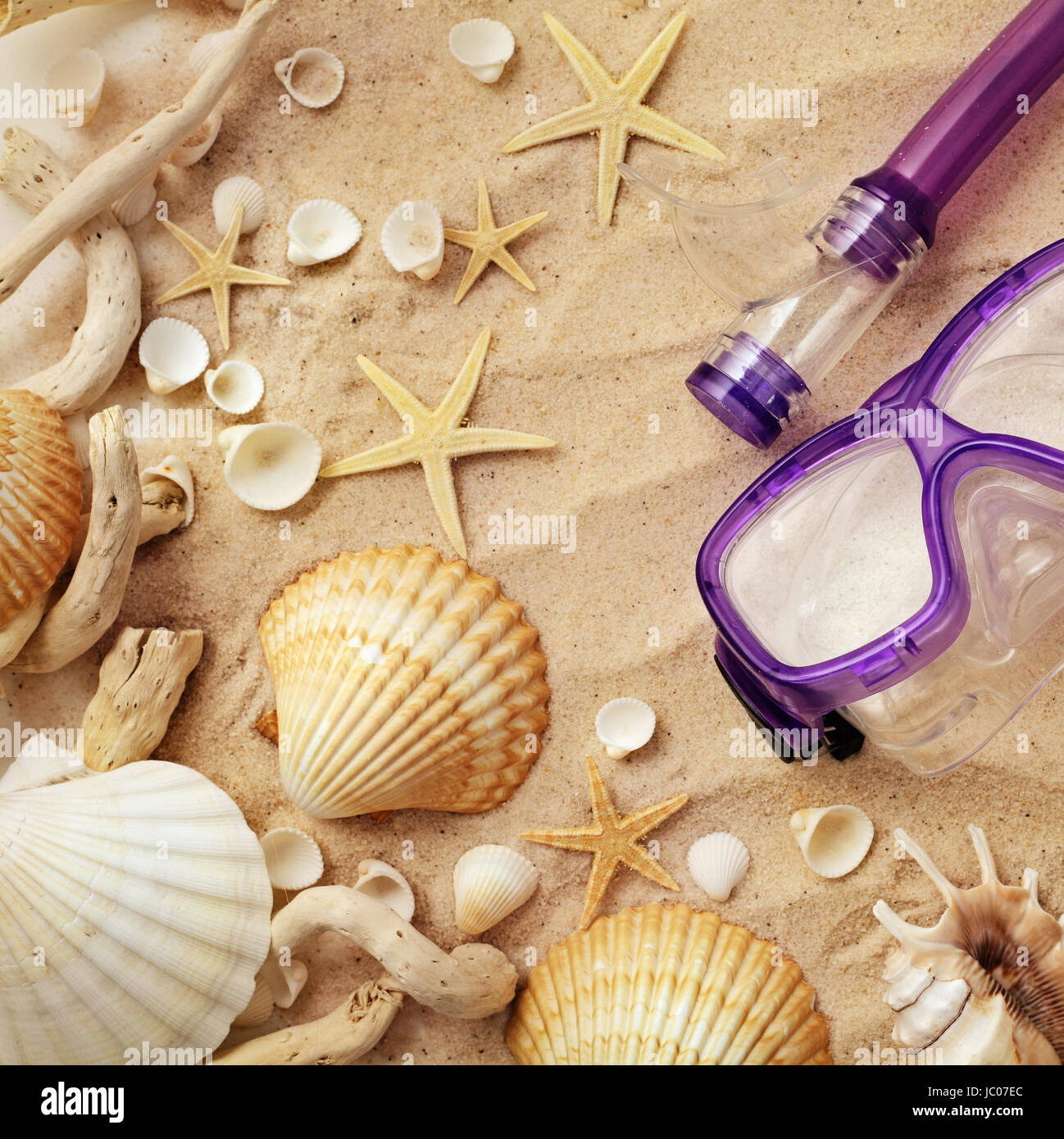 Estate sfondo. conchiglie e maschera subacquea sulla sabbia Foto Stock