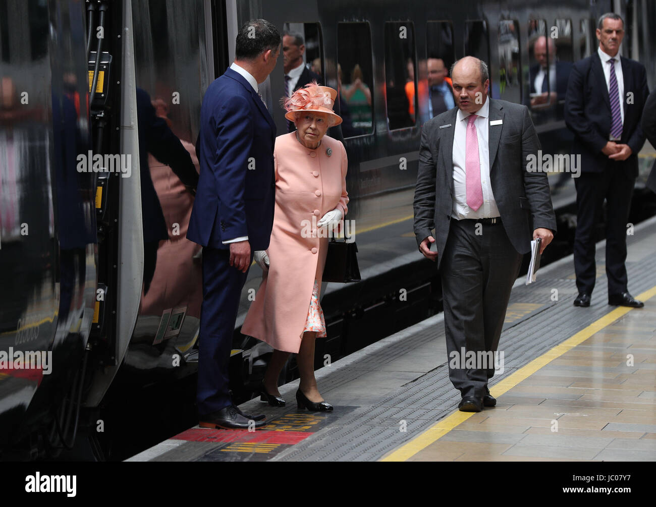 La regina Elisabetta II arriva alla stazione di Paddington a Londra, come Ella ha segnato il 175mo anniversario del primo viaggio in treno da un monarca britannico. Foto Stock