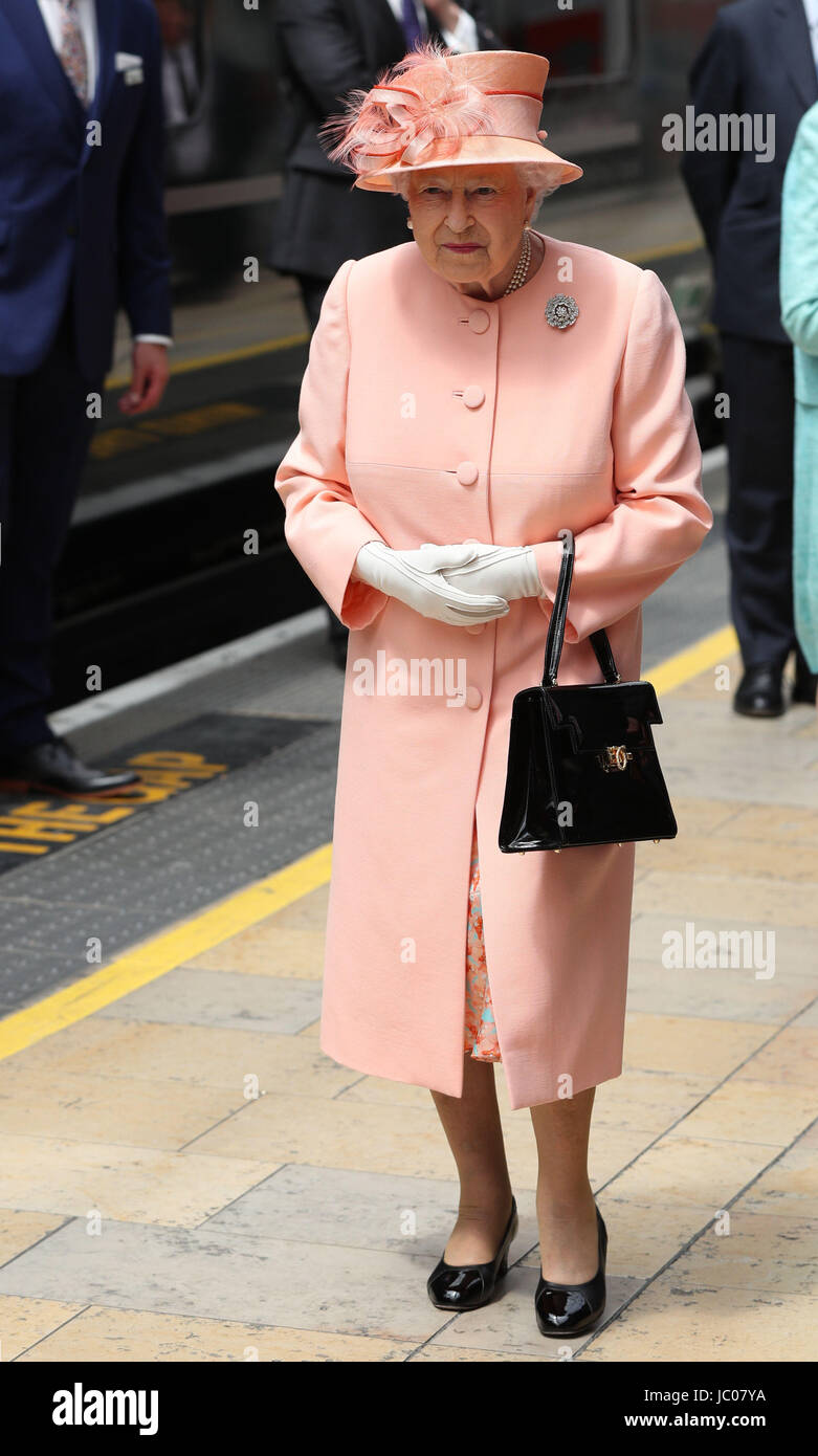 La regina Elisabetta II arriva alla stazione di Paddington a Londra, come Ella ha segnato il 175mo anniversario del primo viaggio in treno da un monarca britannico. Foto Stock