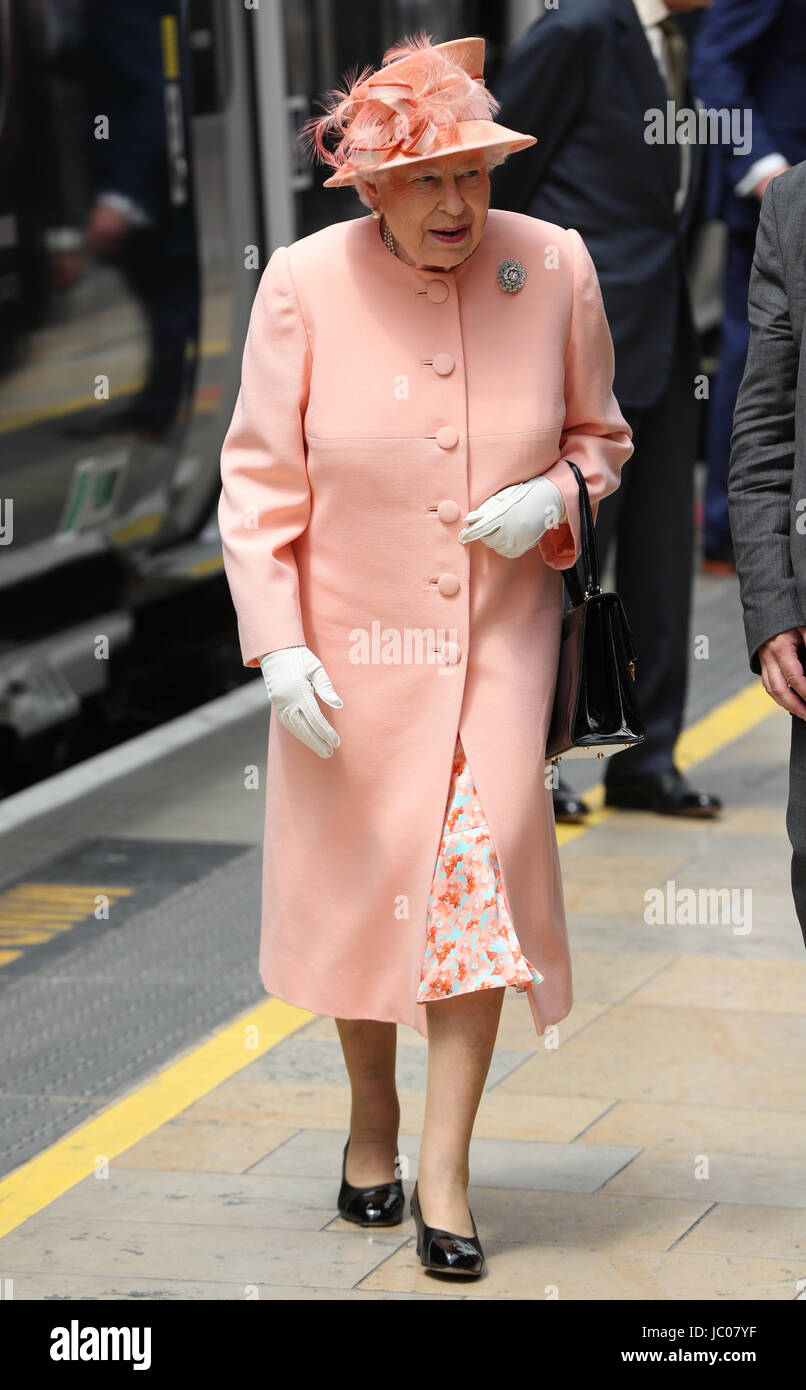 La regina Elisabetta II arriva alla stazione di Paddington a Londra, come Ella ha segnato il 175mo anniversario del primo viaggio in treno da un monarca britannico. Foto Stock