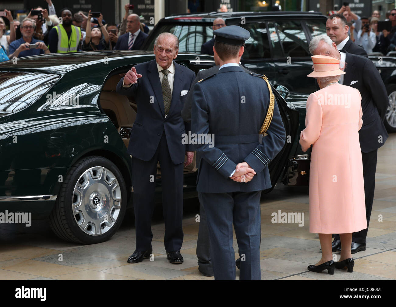 La regina Elisabetta II e il Duca di Edimburgo partono alla stazione di Paddington a Londra, come hanno segnato il 175mo anniversario del primo viaggio in treno da un monarca britannico. Foto Stock