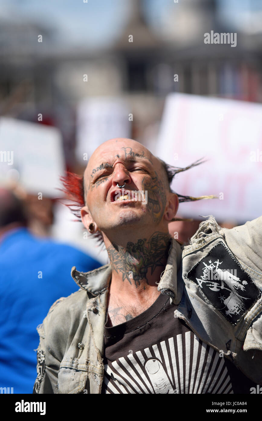 I manifestanti contro l'alleanza Tory DUP marciarono su Downing Street. Londra. Punk Foto Stock