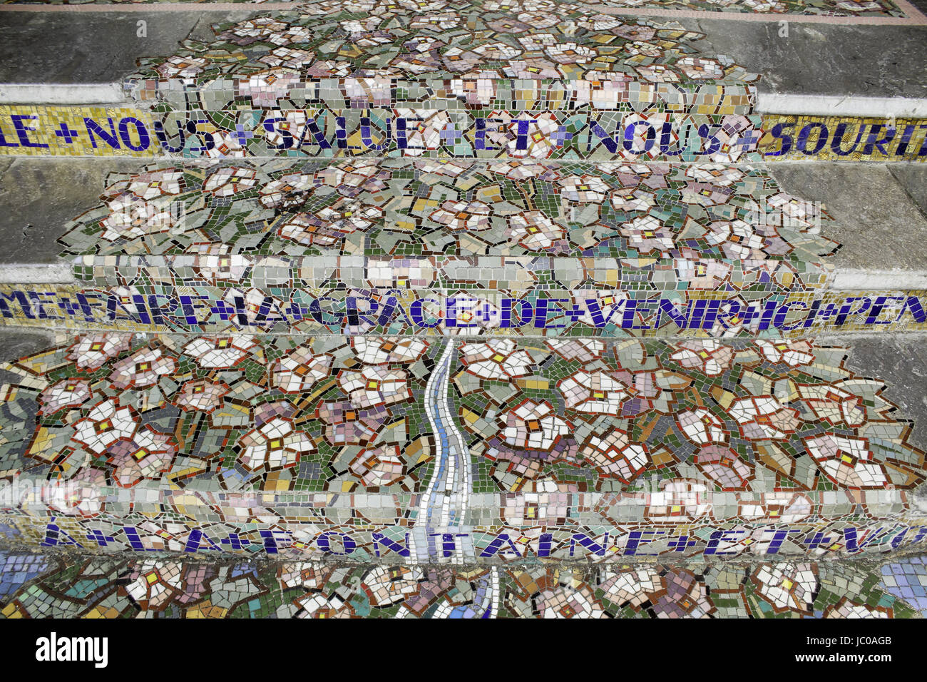 Scale religiosa con simboli a Lourdes, costruzione e architettura Foto Stock