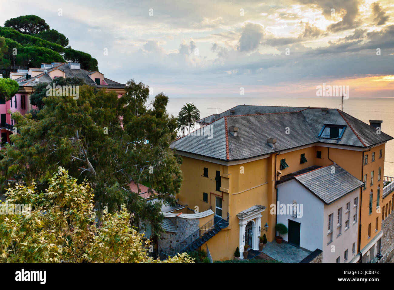 Tramonto sul mare e case nel resort di Camogli vicino Genova in Italia Foto Stock
