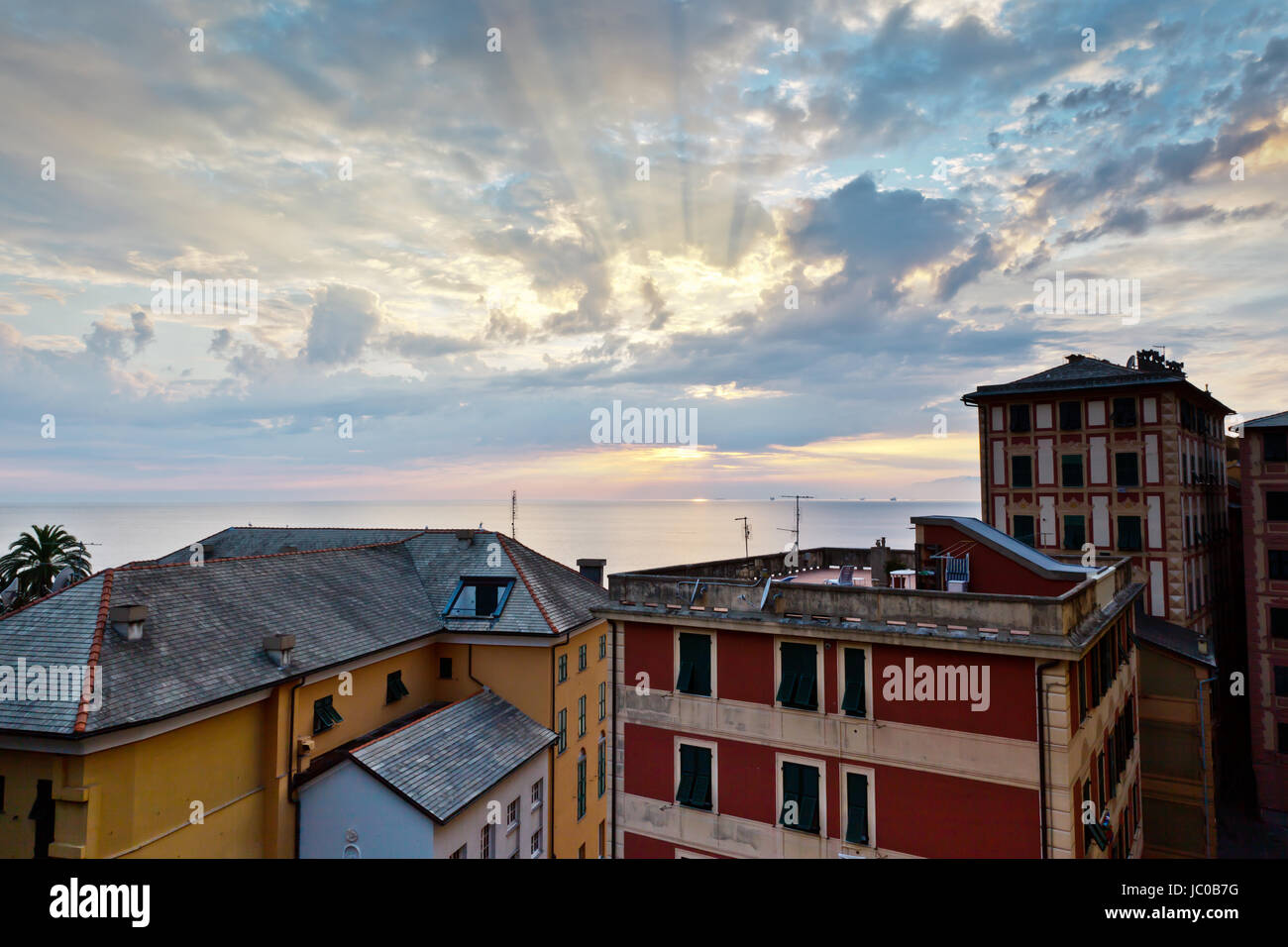 Tramonto sul mare e case nel borgo di Camogli vicino Genova in Italia Foto Stock