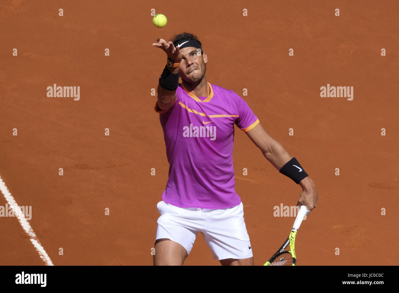 Rafael Nadal di Spagna in azione contro Novak Djokovic di Serbia durante le semifinali il giorno 8 della Mutua Madrid Open Tennis presso la Caja magica con: Rafael Nada dove: Madrid, Spagna Quando: 13 maggio 2017 Credit: Oscar Gonzalez/WENN.com Foto Stock