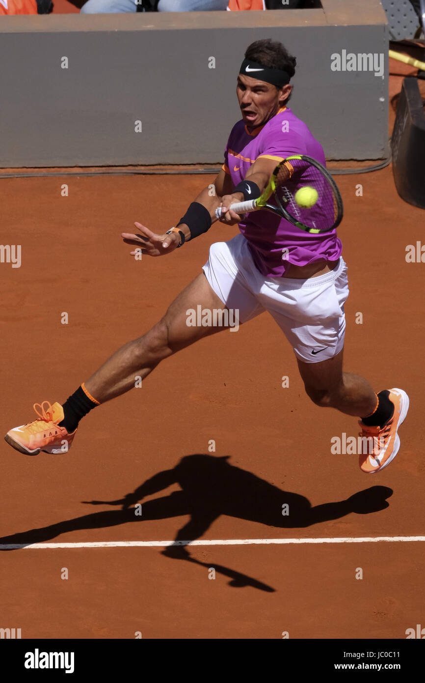 Rafael Nadal di Spagna in azione contro Novak Djokovic di Serbia durante le semifinali il giorno 8 della Mutua Madrid Open Tennis presso la Caja magica con: Rafael Nada dove: Madrid, Spagna Quando: 13 maggio 2017 Credit: Oscar Gonzalez/WENN.com Foto Stock