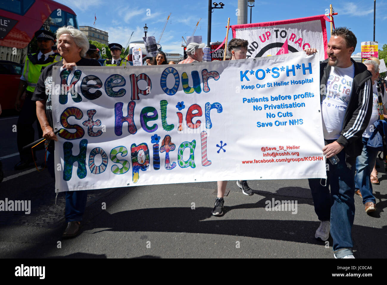 I manifestanti contro l'alleanza Tory DUP si riunirono in Parliament Square e marciarono su Downing Street. Londra. Tenere il St Helier Hospital Foto Stock