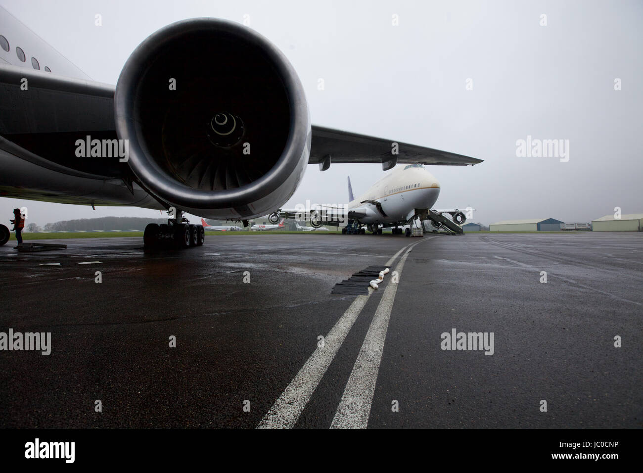 Dove gli aerei passeggeri vai a morire. Jumbo jet attendere di essere smantellato in aereo internazionale di soccorso a Cotswold aeroporto, Cirencester Foto Stock