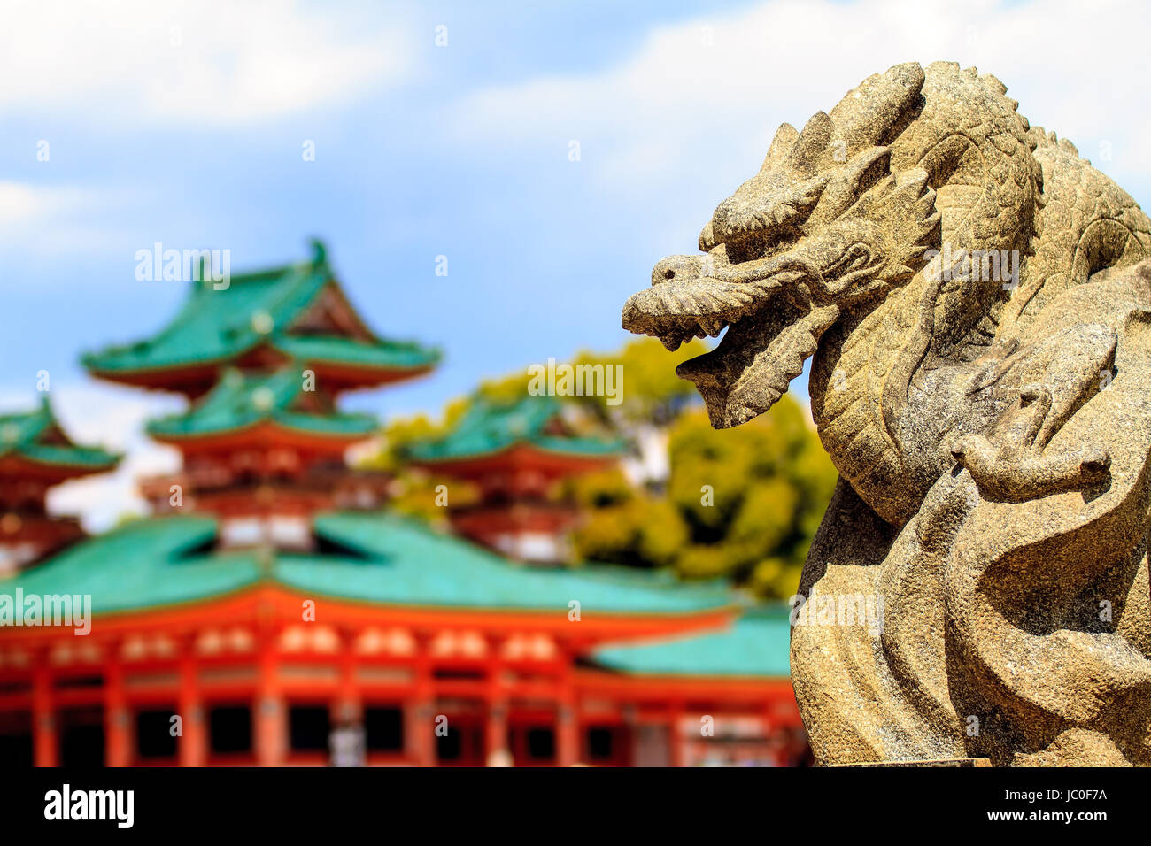 Kyoto, Giappone - 12 Aprile 2013: Il Santuario è classificato come un Beppyou Jinja (il rango sommitale per santuari) dall Associazione dei Santuari Shintoisti. È elencato come un importante proprietà culturale del Giappone Foto Stock