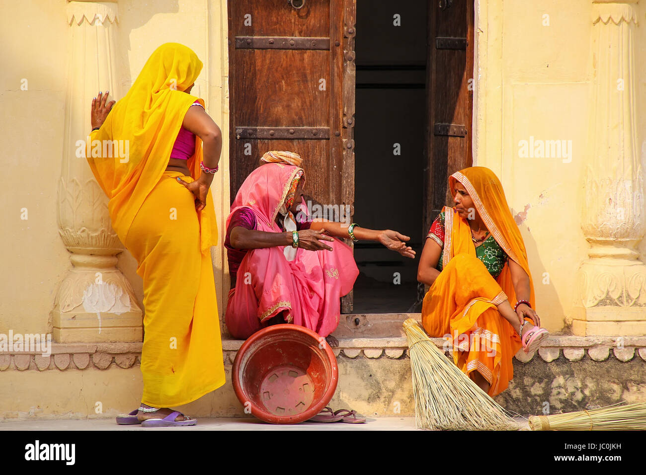 Donne locali in appoggio nel secondo cortile del Forte Amber, Rajasthan, India. Forte Amber è la principale attrazione turistica nella zona di Jaipur. Foto Stock