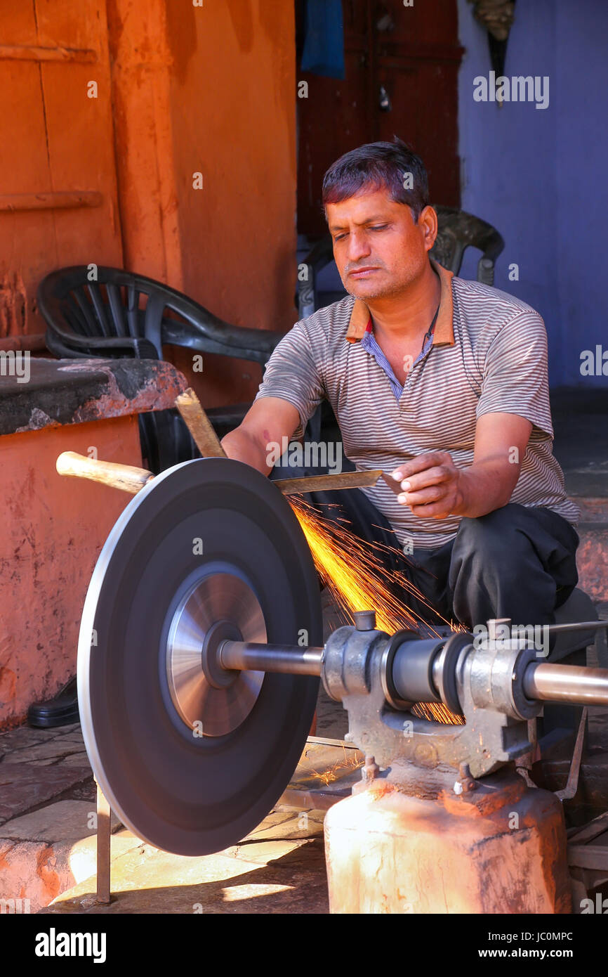 Uomo locale strumento di affilatura a Johari Bazaar Street a Jaipur, Rajasthan, India. Jaipur è la capitale e la città più grande del Rajasthan. Foto Stock